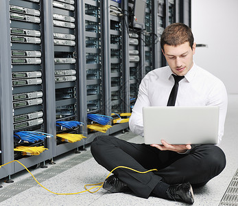 數字時代的無形戰場 數據入侵與計算機網絡服務的挑戰